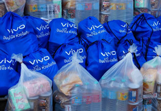 vivo ช่วยผู้ประสบภัยน้ำท่วม มอบถุงยังชีพ 500 ชุด พร้อมลดค่าอะไหล่ซ่อมมือถือ 20%